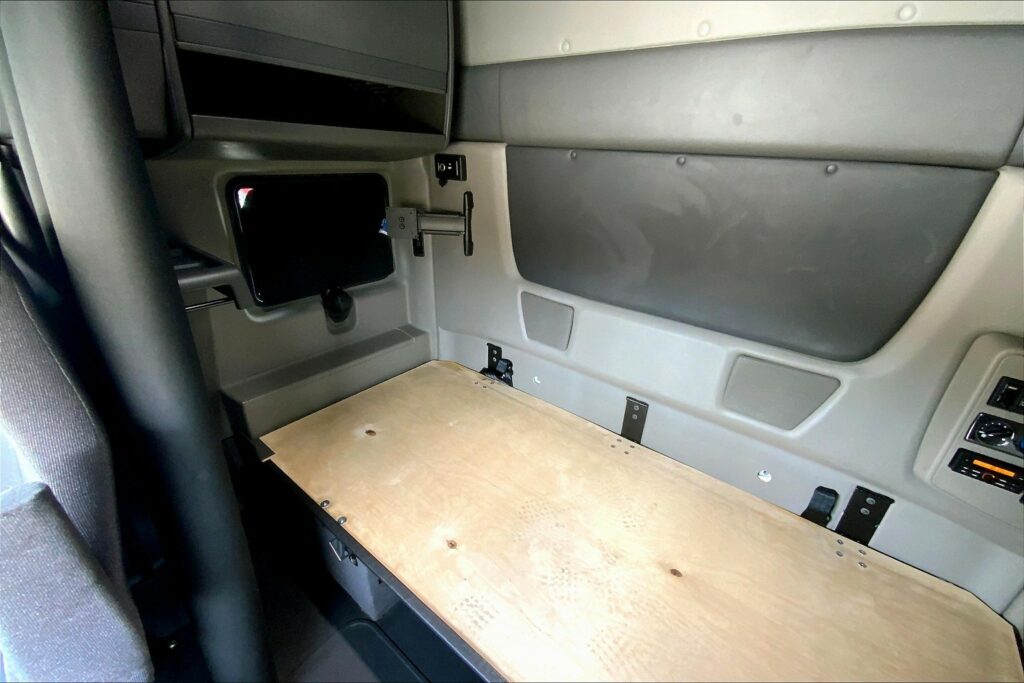 2021 CUM LT625 6×4 Sleeper