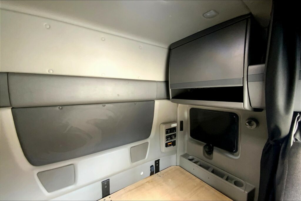 2021 CUM LT625 6×4 Sleeper