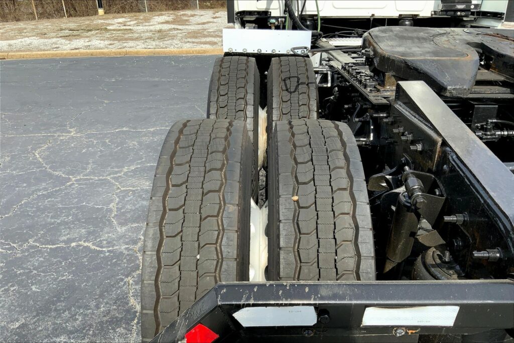 2021 CUM LT625 6×4 Sleeper