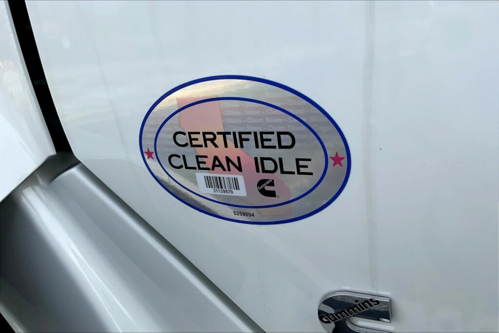 2021 CUM LT625 6×4 Sleeper