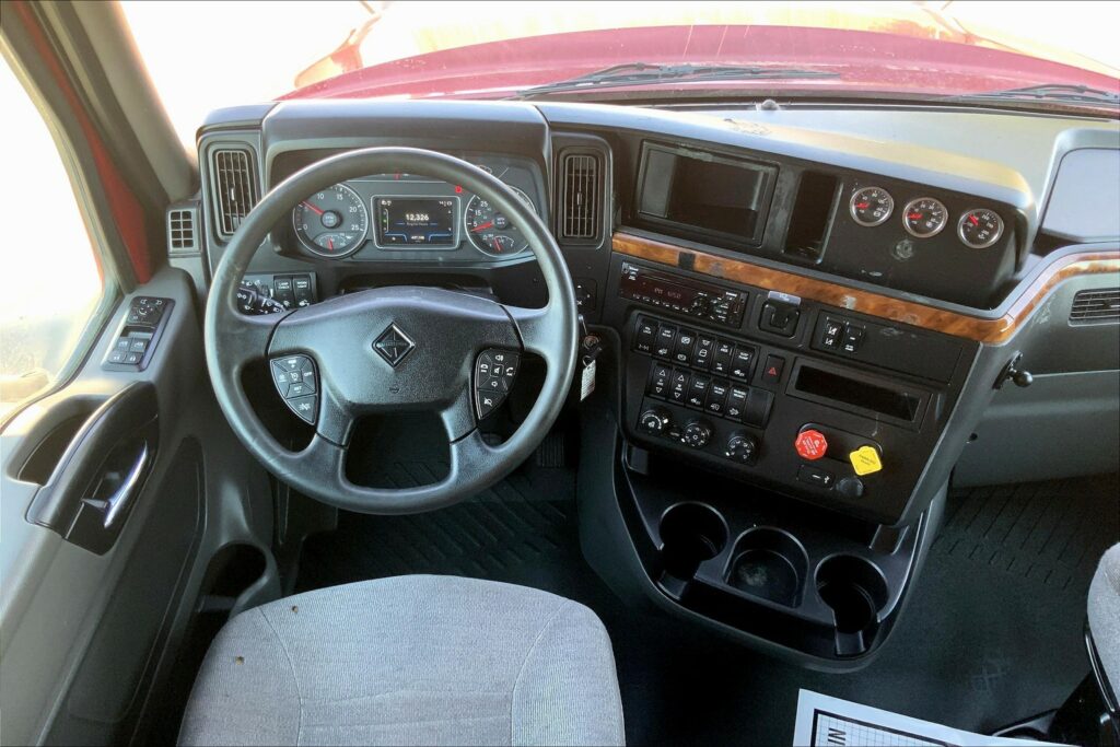 2021 CUM LT625 6×4 Sleeper