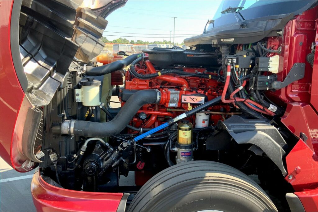 2021 CUM LT625 6×4 Sleeper