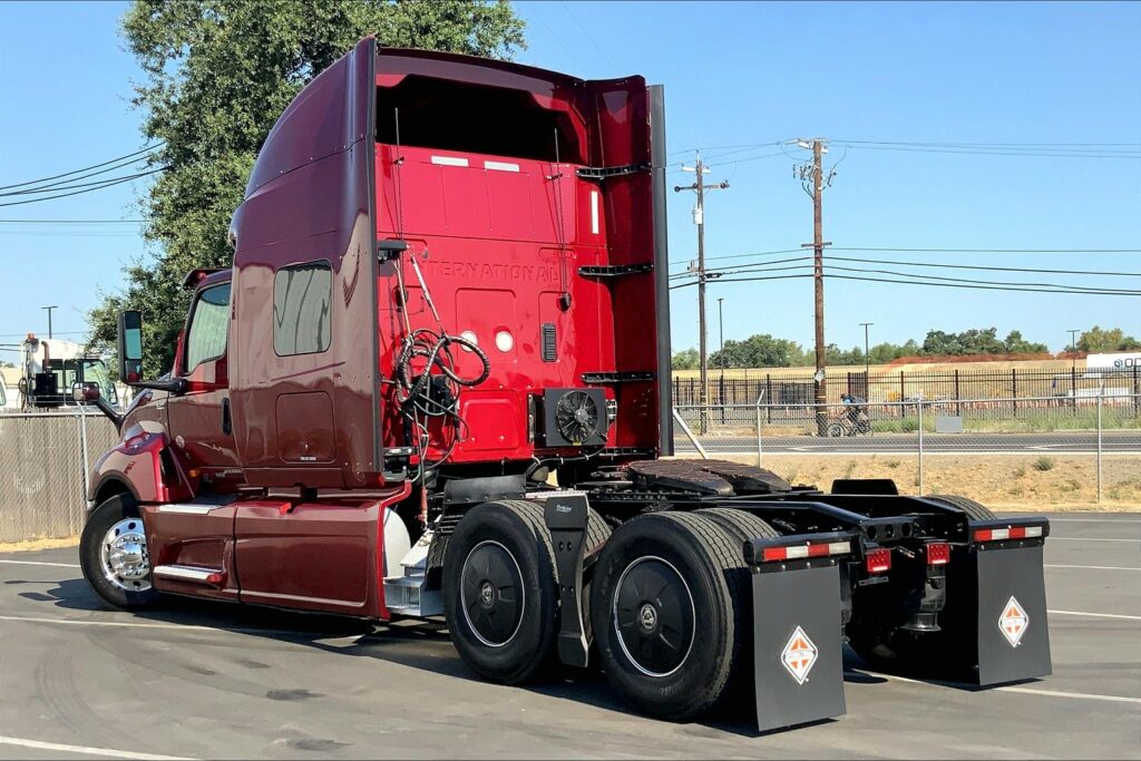 2021 CUM LT625 6×4 Sleeper