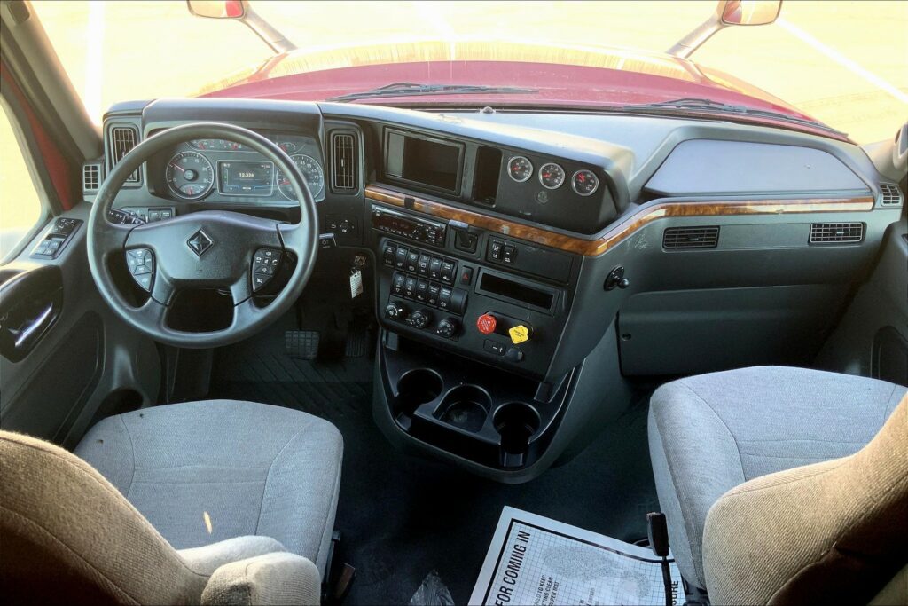 2021 CUM LT625 6×4 Sleeper