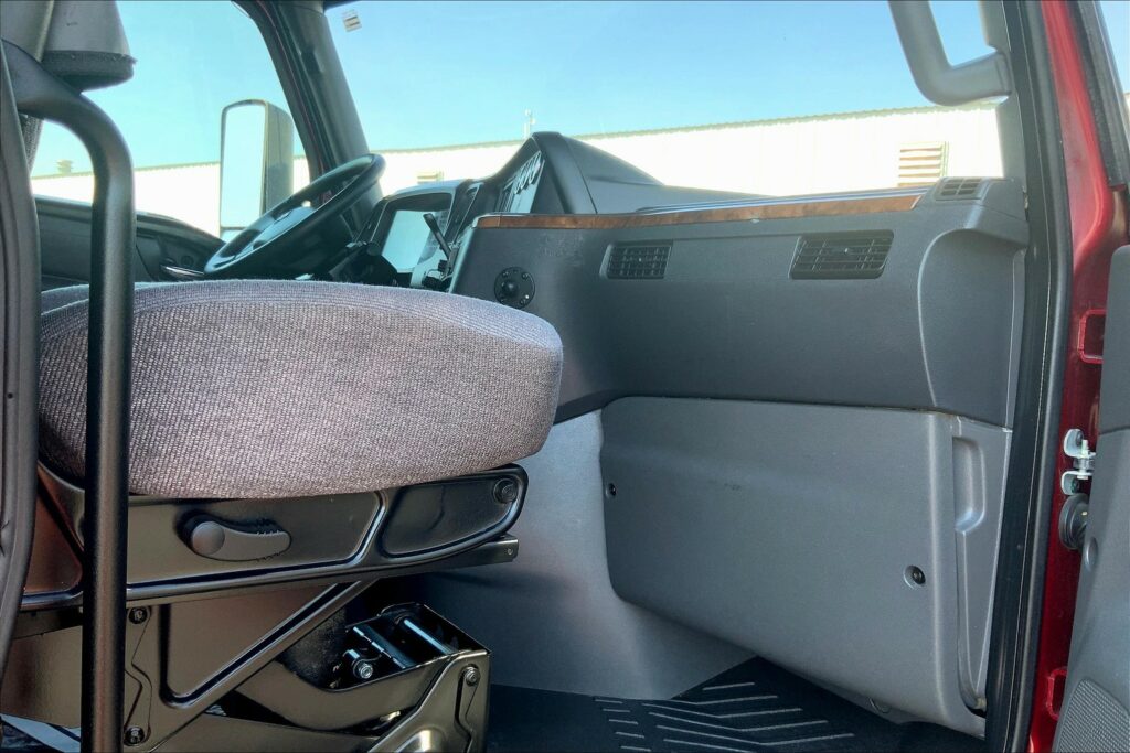 2021 CUM LT625 6×4 Sleeper