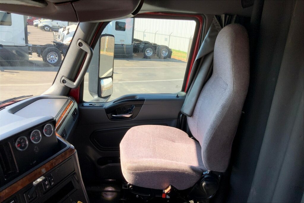 2021 CUM LT625 6×4 Sleeper