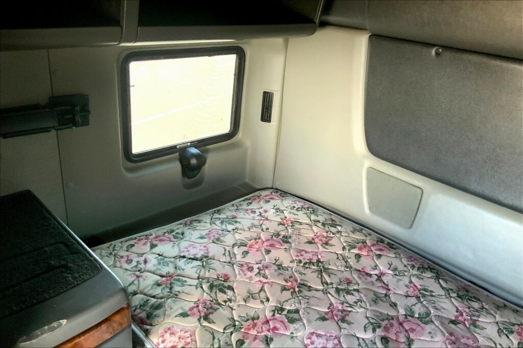 2021 CUM LT625 6×4 Sleeper