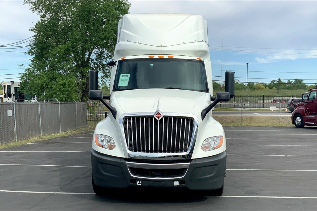 2021 CUM LT625 6×4 Sleeper