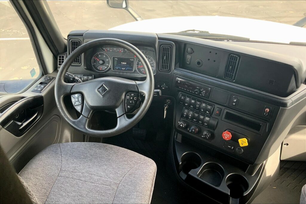 2021 CUM LT625 6×4 Sleeper