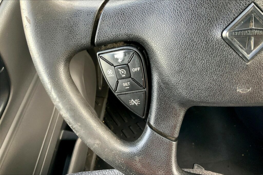 2021 CUM LT625 6×4 Sleeper