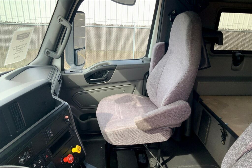 2021 CUM LT625 6×4 Sleeper