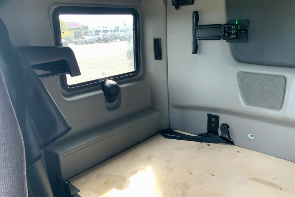 2021 CUM LT625 6×4 Sleeper