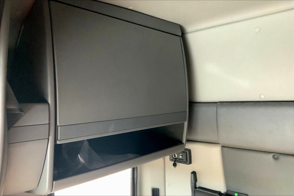 2021 CUM LT625 6×4 Sleeper