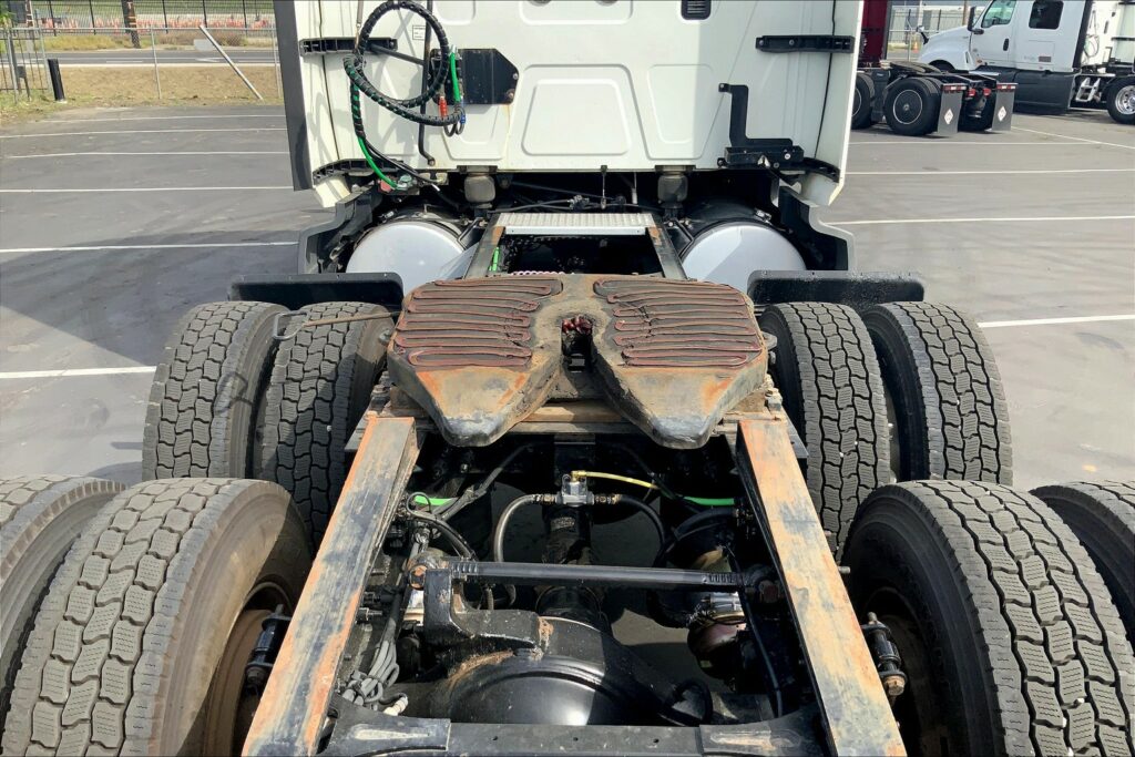 2021 CUM LT625 6×4 Sleeper