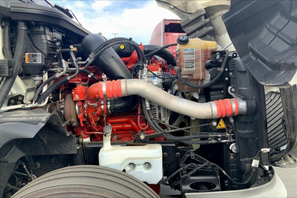 2021 CUM LT625 6×4 Sleeper