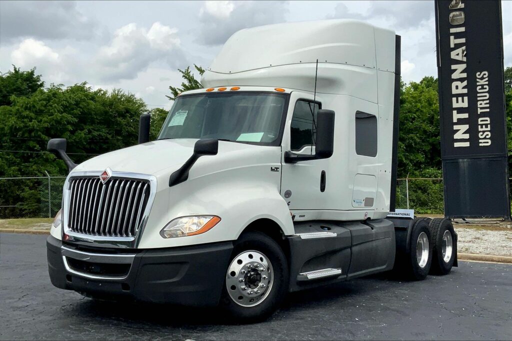 2021 CUM LT625 6×4 Sleeper