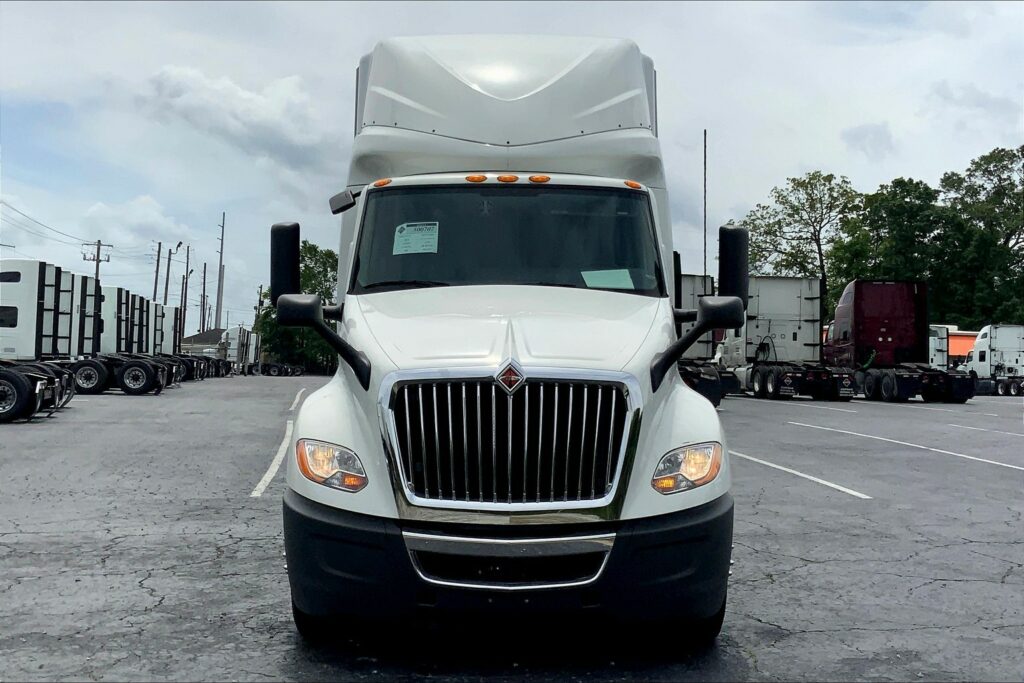 2021 CUM LT625 6×4 Sleeper