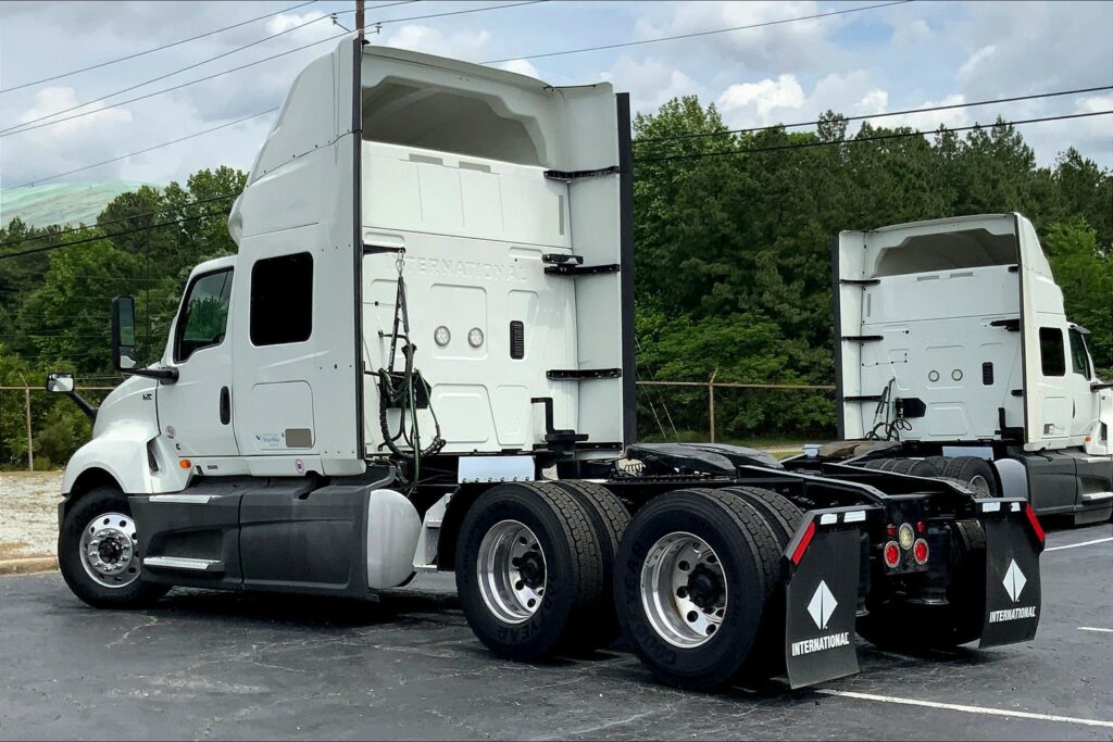 2021 CUM LT625 6×4 Sleeper