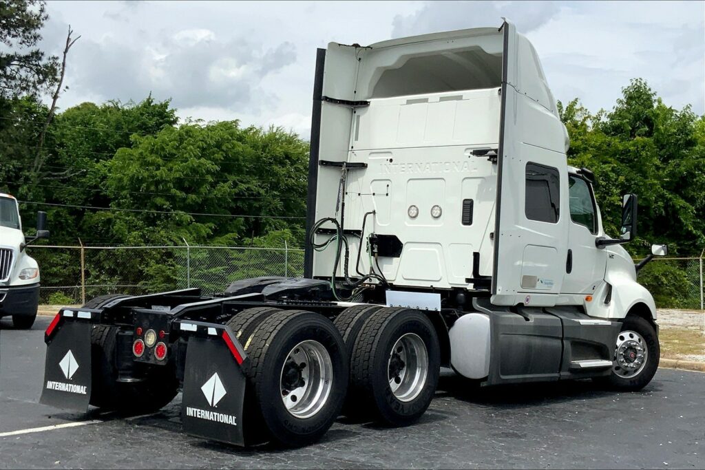 2021 CUM LT625 6×4 Sleeper