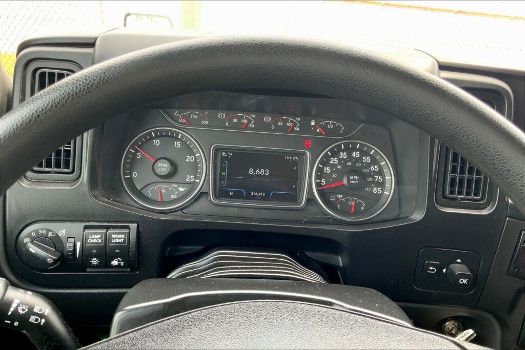 2021 CUM LT625 6×4 Sleeper