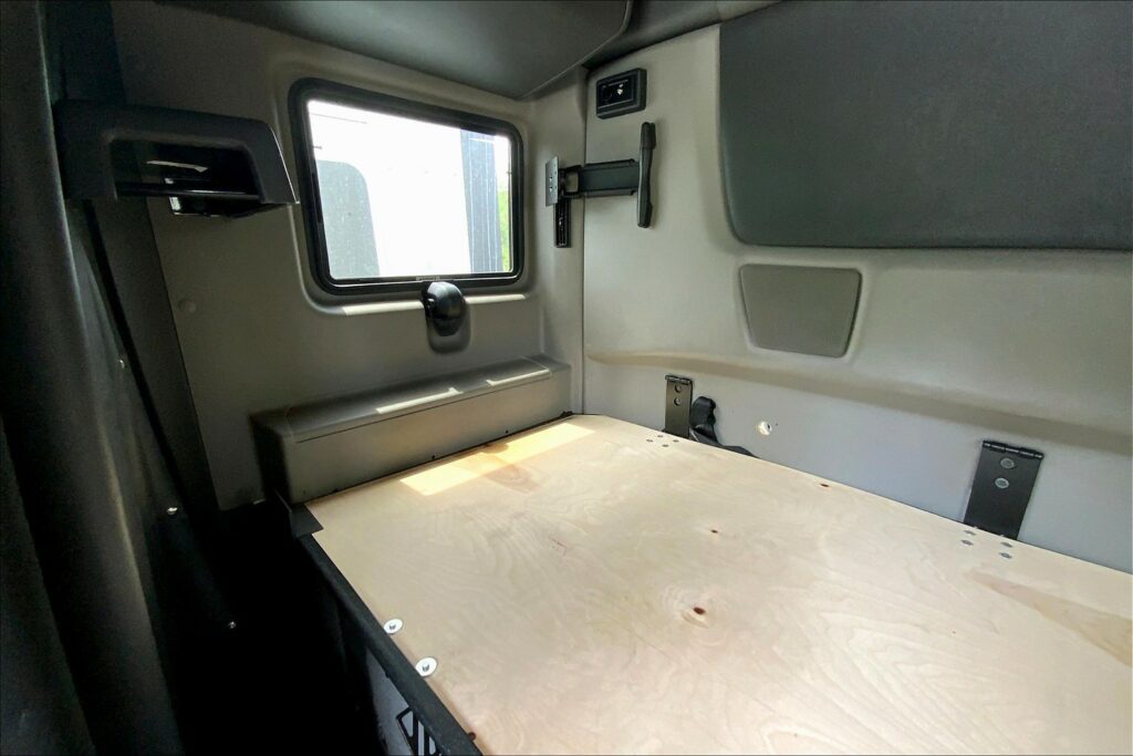 2021 CUM LT625 6×4 Sleeper