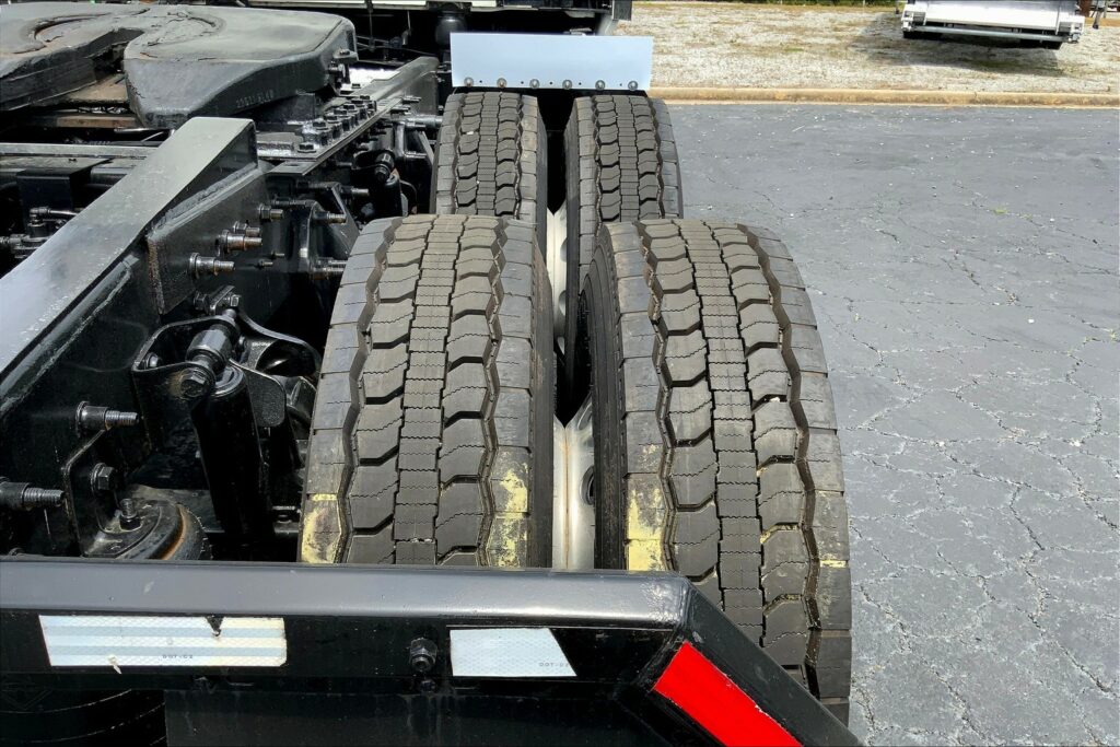 2021 CUM LT625 6×4 Sleeper