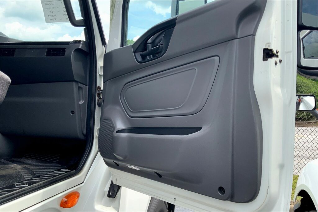 2021 CUM LT625 6×4 Sleeper