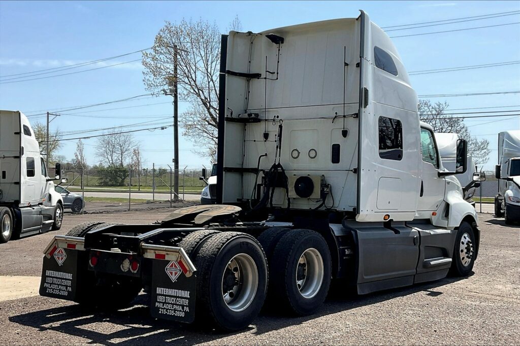 2021 CUM LT625 6×4 Sleeper