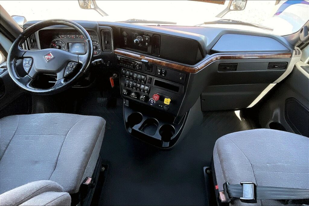 2021 CUM LT625 6×4 Sleeper