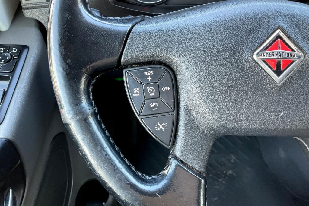 2021 CUM LT625 6×4 Sleeper