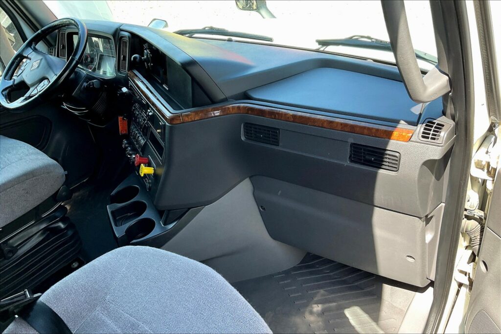 2021 CUM LT625 6×4 Sleeper