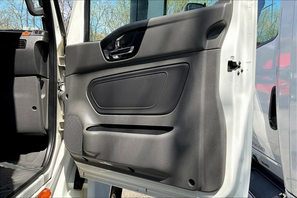 2021 CUM LT625 6×4 Sleeper