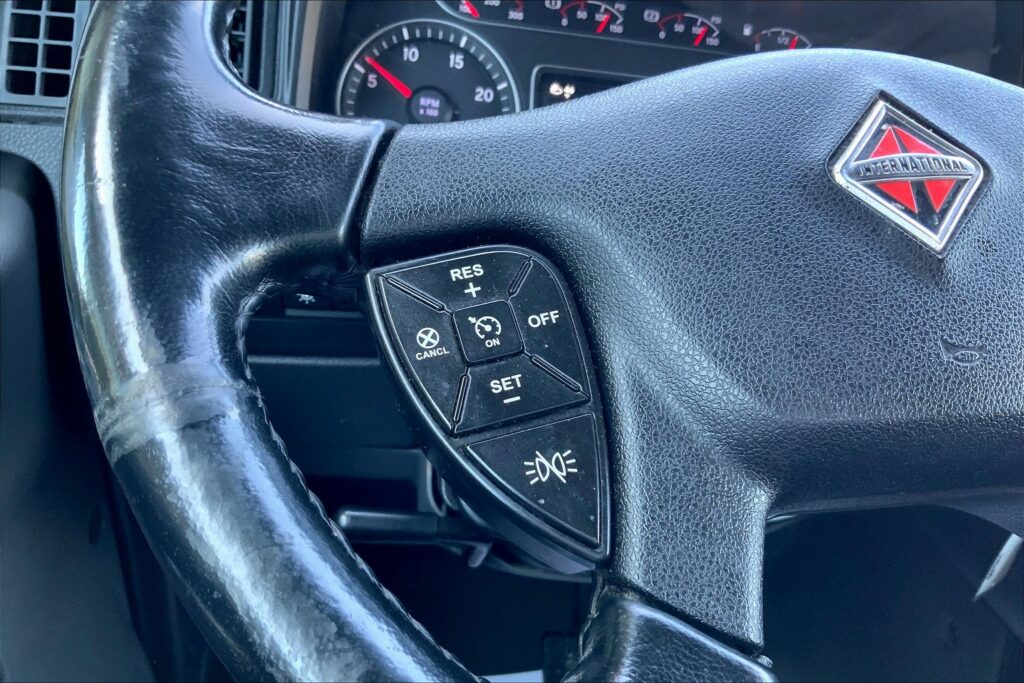 2021 CUM LT625 6×4 Sleeper