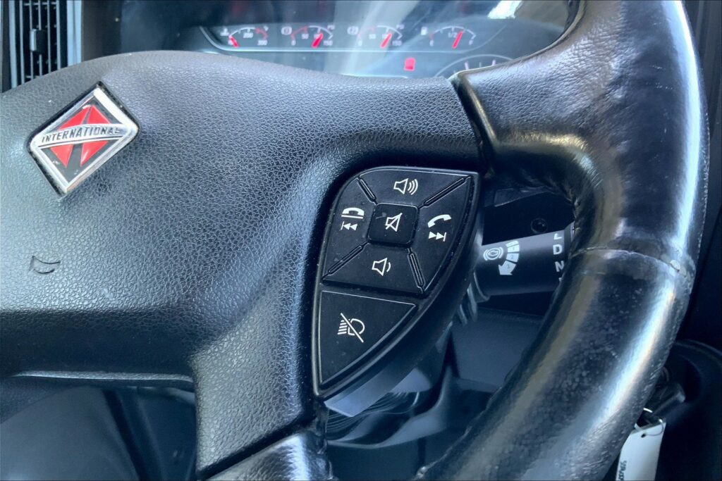 2021 CUM LT625 6×4 Sleeper