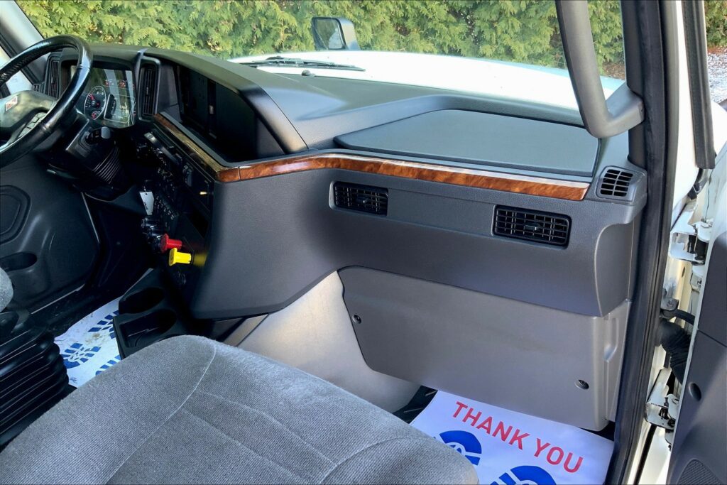 2021 CUM LT625 6×4 Sleeper