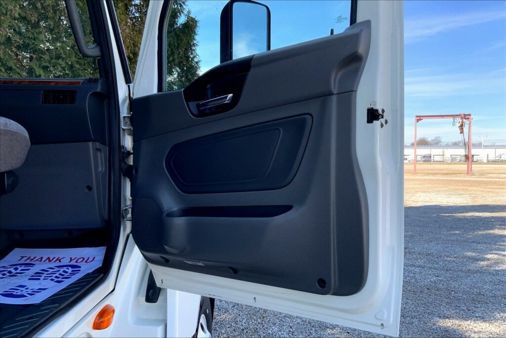 2021 CUM LT625 6×4 Sleeper