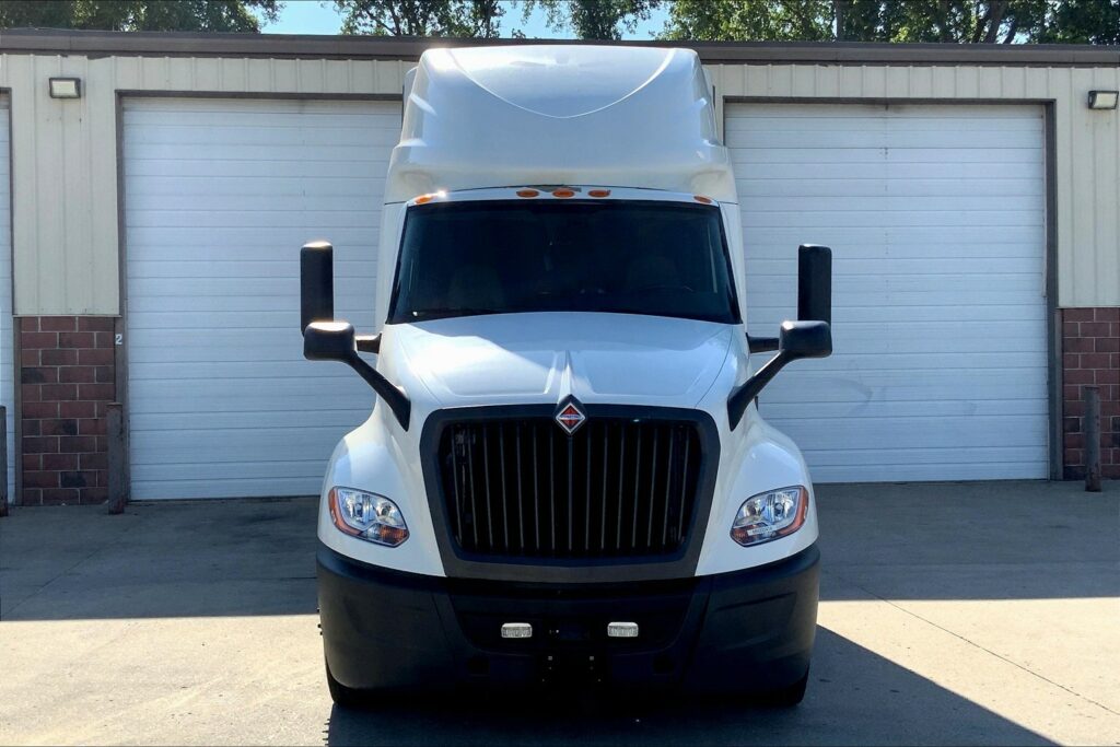 2021 CUM LT625 6×4 Sleeper