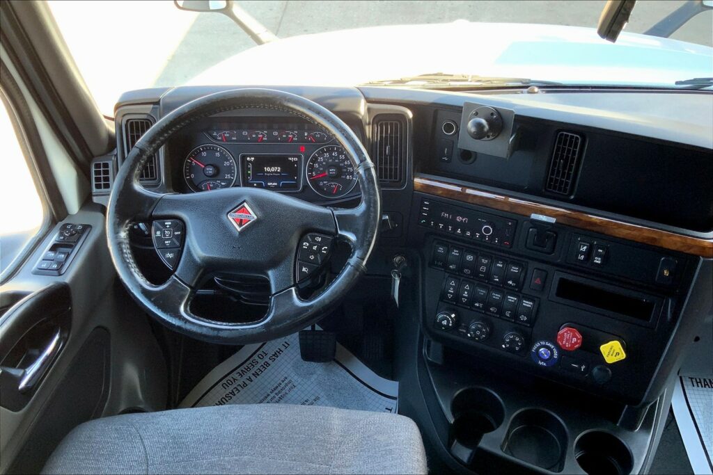 2021 CUM LT625 6×4 Sleeper