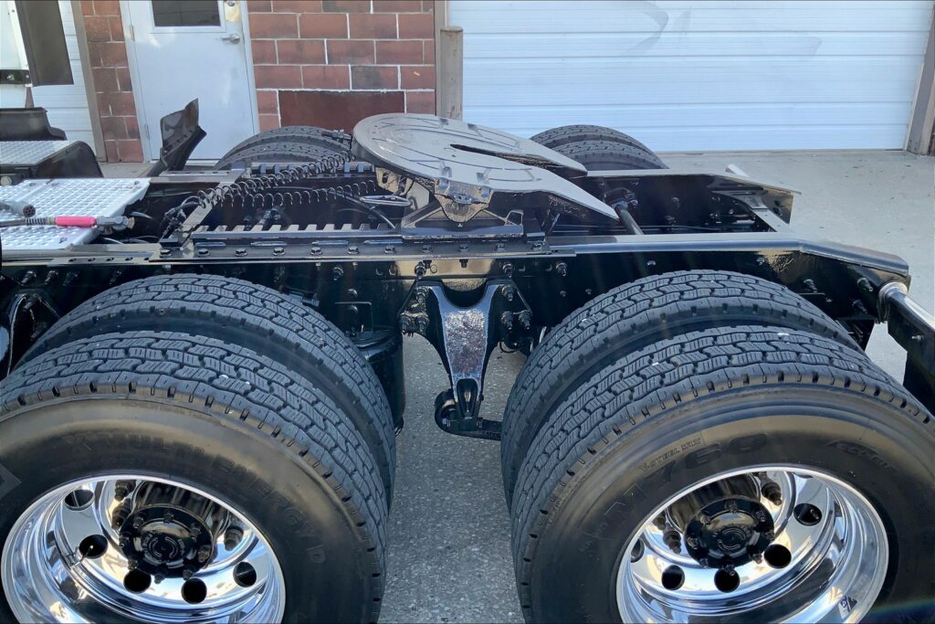 2021 CUM LT625 6×4 Sleeper