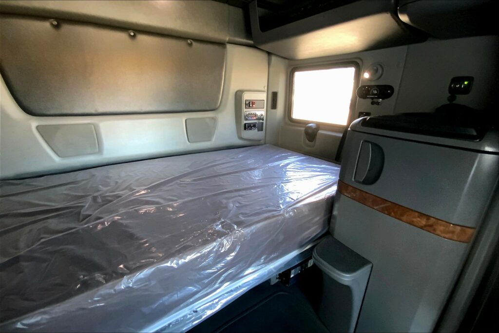 2021 CUM LT625 6×4 Sleeper