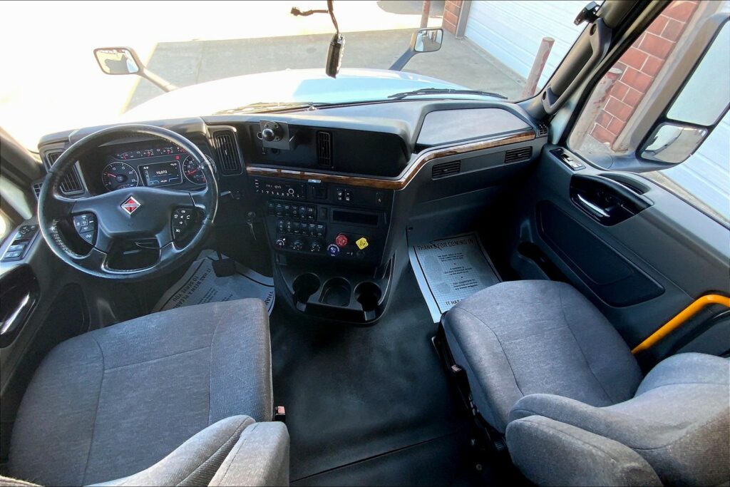 2021 CUM LT625 6×4 Sleeper