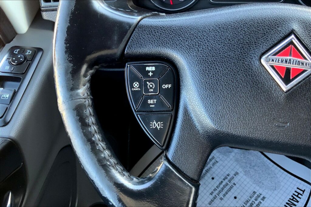 2021 CUM LT625 6×4 Sleeper