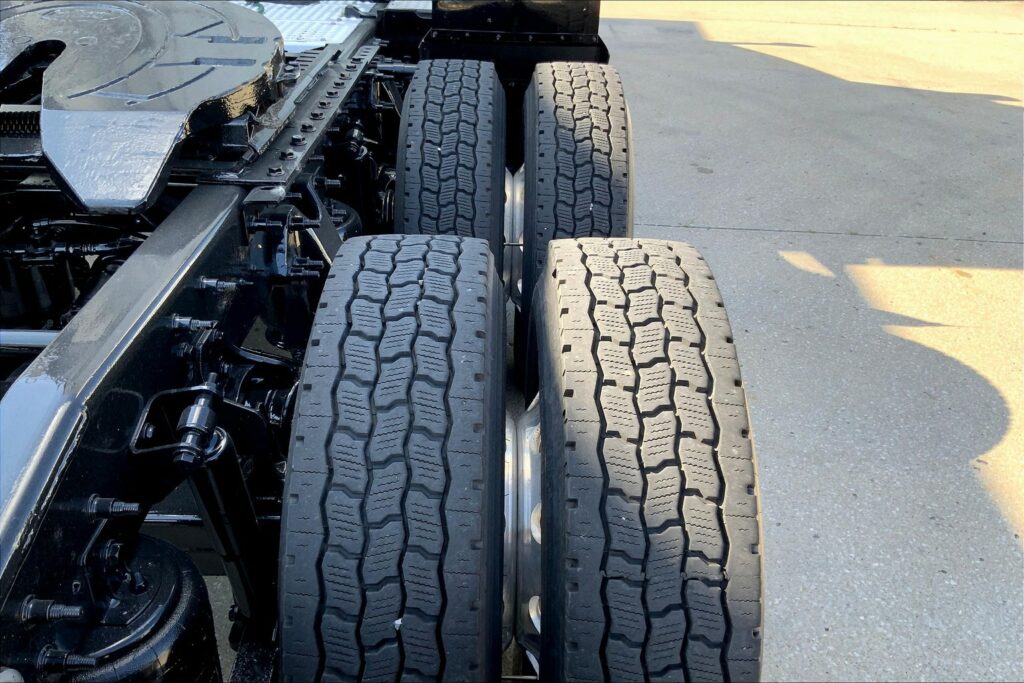 2021 CUM LT625 6×4 Sleeper