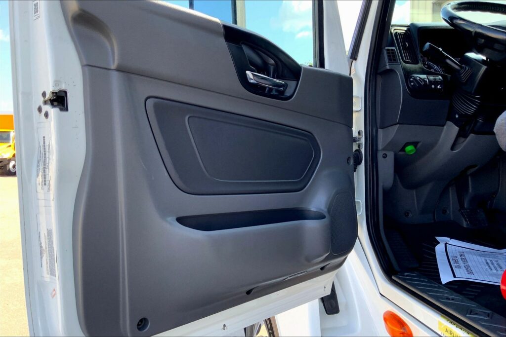 2021 CUM LT625 6×4 Sleeper