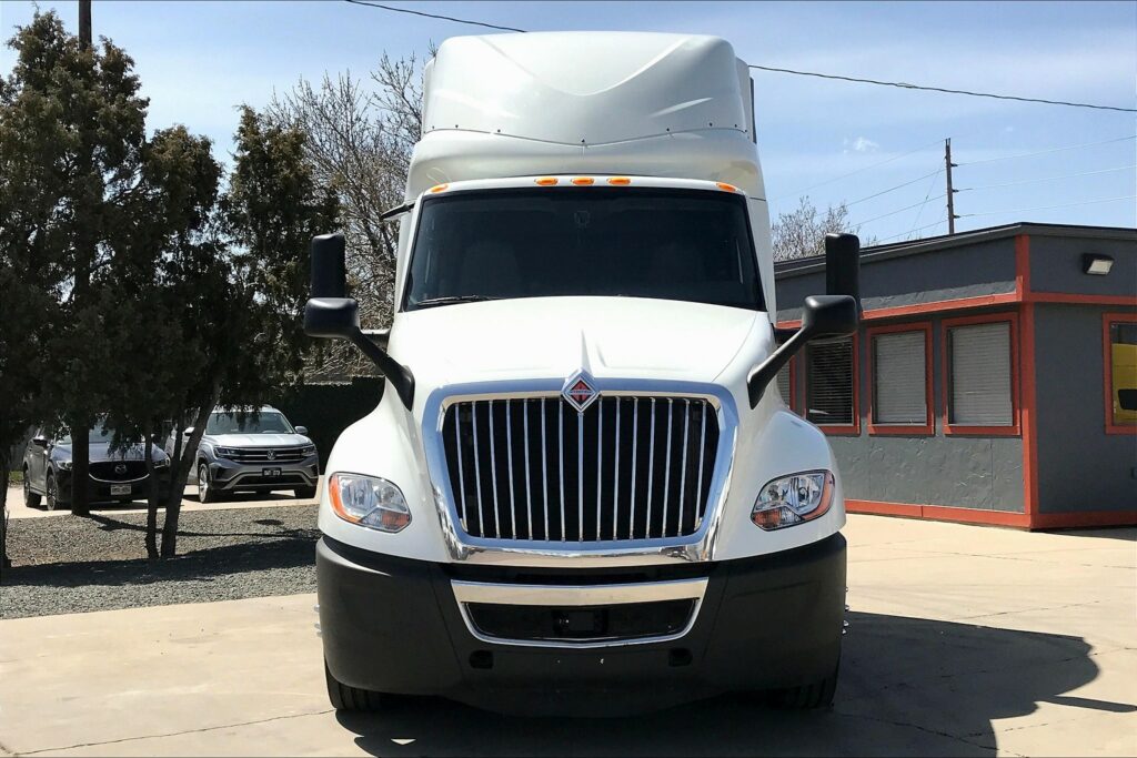 2022 CUM LT625 6×4 Sleeper