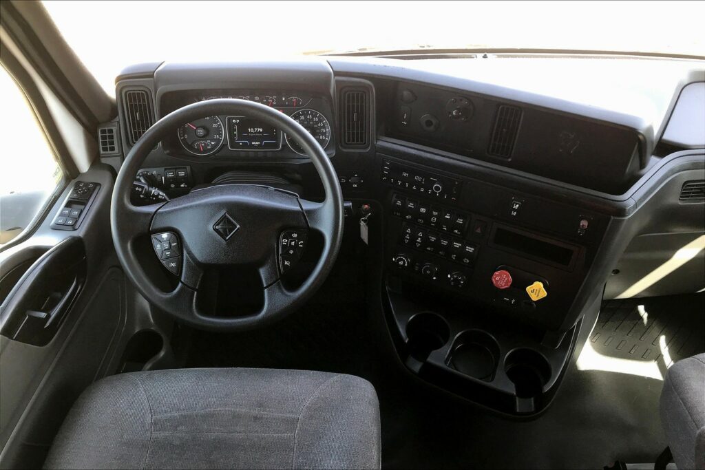 2022 CUM LT625 6×4 Sleeper