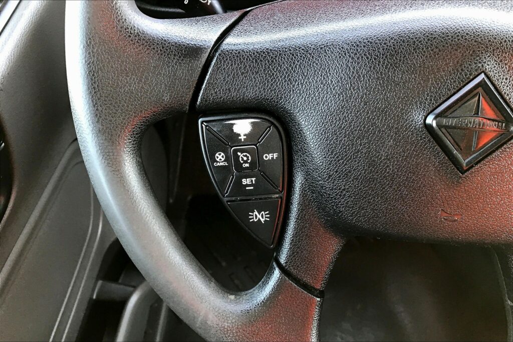 2022 CUM LT625 6×4 Sleeper