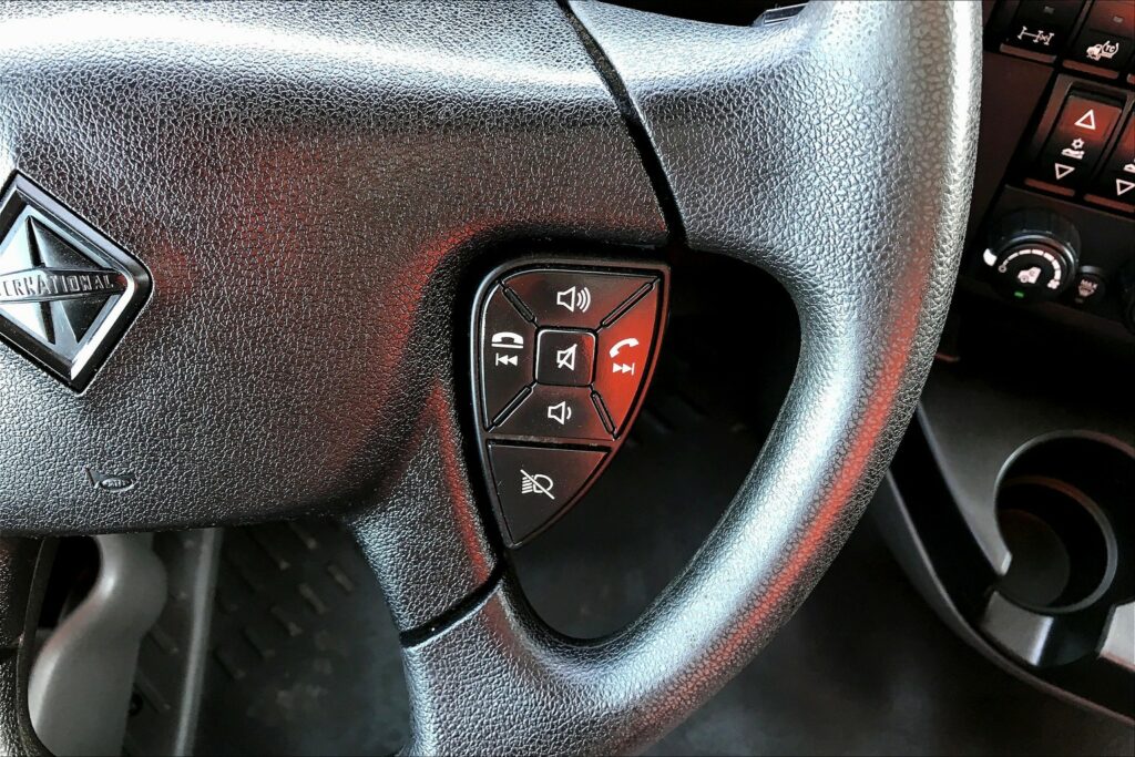 2022 CUM LT625 6×4 Sleeper