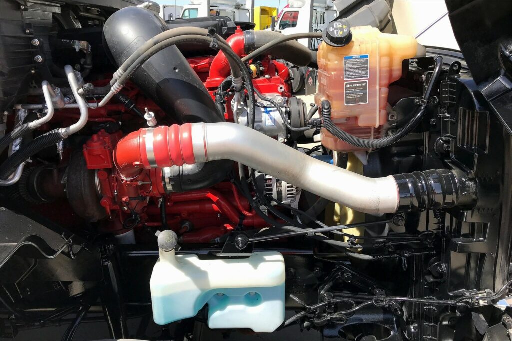 2022 CUM LT625 6×4 Sleeper