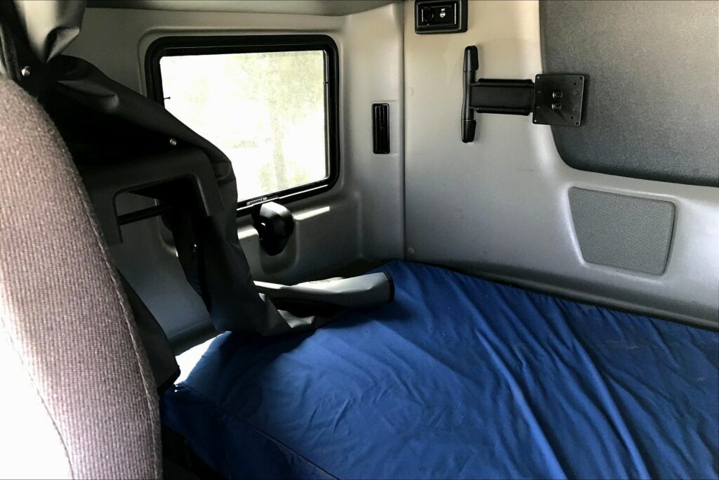 2022 CUM LT625 6×4 Sleeper